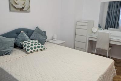 Apartament cu 4 camere decomandat, mobilat în P-ța Victoriei