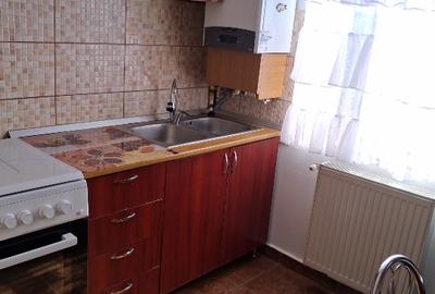Proprietar  vând  apartament cu  3 camere decomandat în  Reșița - 7