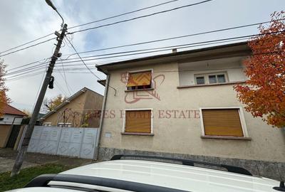 Investiție cu potențial: 2 apartamente + mansardă – Comison 0 - 1