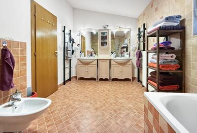 Două case separate , utilizare mixtă– rezidențial & comercial. - 14