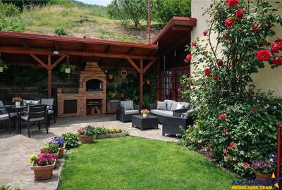 Casă cu 8 camere în Moieciu de Jos