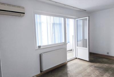 Apartament cu 3 camere decomandat în Vest