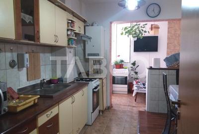 Apartament decomandat 3 camere  2 bai etaj 3 balcon zona buna Cisnadie - 1