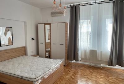 Apartament cu 6 camere decomandat, mobilat în Calea Victoriei