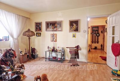 Apartament cu 3 camere semidecomandat în Cetate