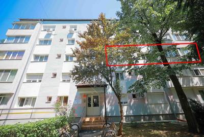 Apartament cu 3 camere semidecomandat, mobilat în Nufărul