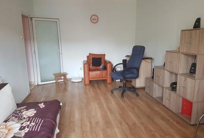 Apartament patru camere, etaj trei, doua bai, balcon, zona linistita, Letea