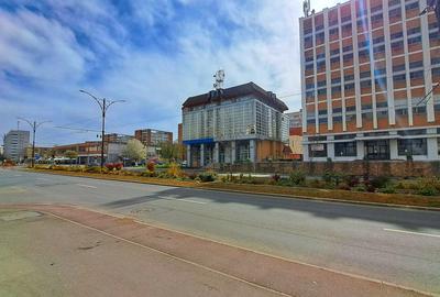 De închiriat clădire comercială și curte interioara - 14