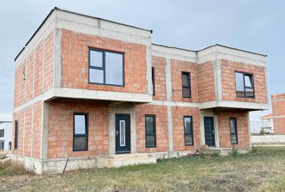 Jumatate de duplex la rosu de vanzare in Giarmata - 1