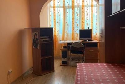 Apartament cu 3 camere decomandat, mobilat în 9 Mai