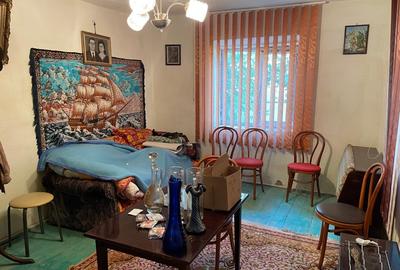 Vand casa batraneasca din caramida acoperita cu tabla mobilata si utilata - 2