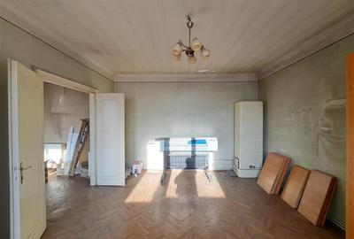 Apartament cu 3 camere semidecomandat în Central