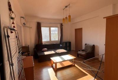 Apartament cu 4 camere semidecomandat în P-ța Romană
