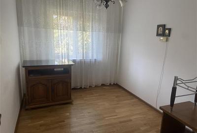 Apartament 3 camere , strada Bucegi - Policlinica 2,   etaj 1 3 , decomandat , i - 10