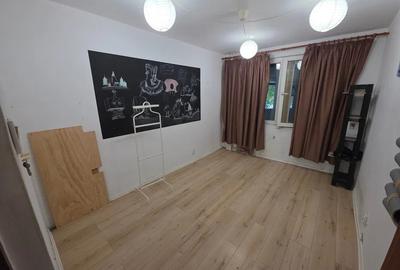 Apartament cu 4 camere semidecomandat în Berceni