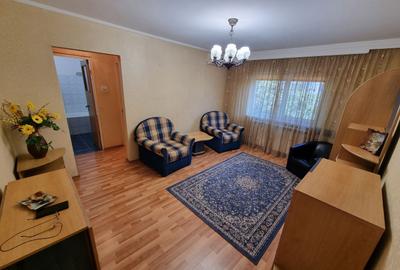 Apartament cu 3 camere semidecomandat, mobilat în Far