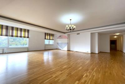 Apartament cu 4 camere decomandat în Herăstrău