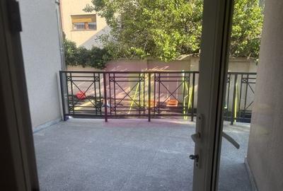 Casă individuală cu 10 camere în Drumul Sării