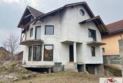 Casă individuală cu 4 camere în Cetate