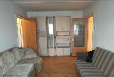 Apartament cu 3 camere semidecomandat în Berceni