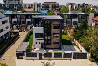 Casă individuală cu 7 camere în Sisești