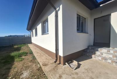 Casă individuală cu 3 camere, la cheie, într-o zonă liniștită - 1