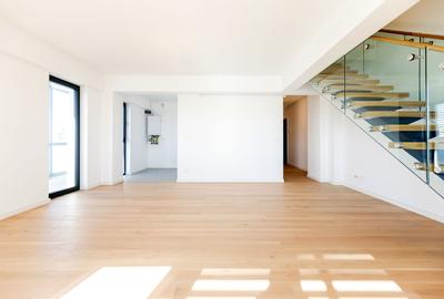 Penthouse cu 3 camere decomandat în Complex Studențesc