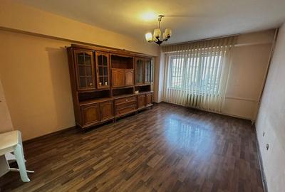 Apartament cu 3 camere decomandat în Valenta