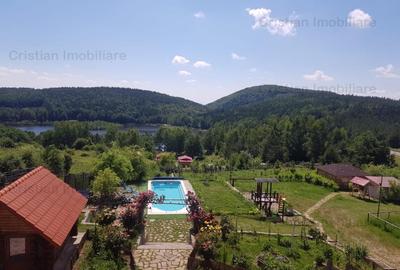 Casă cu 12 camere în Plaiu Nucului