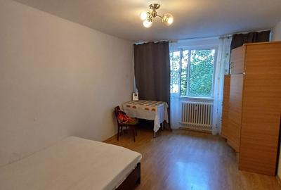 Garsonieră decomandată, mobilată în Podu Roș