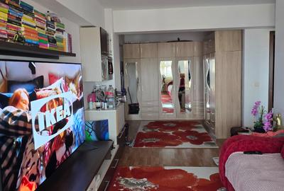 Apartament cu 2 camere decomandat în Ultimul leu