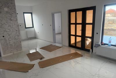 Agenție imobiliară vindem casă la sol cu patru camere în Năvodari - 3
