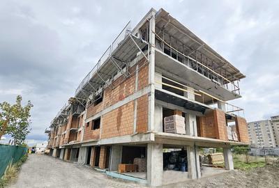 Apartament cu 3 camere decomandat în Noua