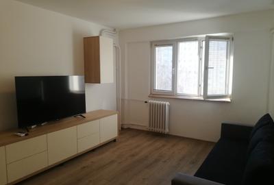Apartament cu 2 camere semidecomandat, mobilat în P-ța Victoriei