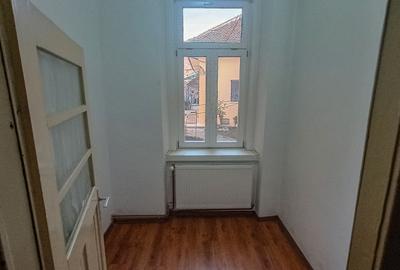 Locuință ultracentrală compusă din două apartamente cu intrări separate - 2