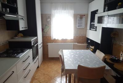 Apartament doua camere, semidecomandat, etaj trei, bucatarie mare, Bistrita Lac