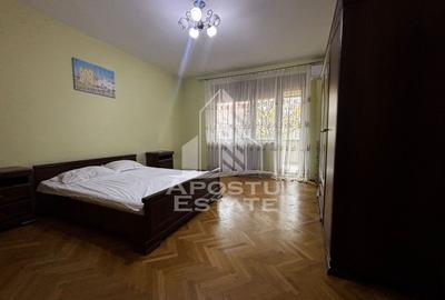 Apartament cu 4 camere semidecomandat în Central