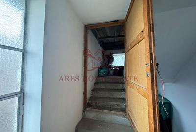 Investiție cu potențial: 2 apartamente + mansardă – Comison 0 - 13
