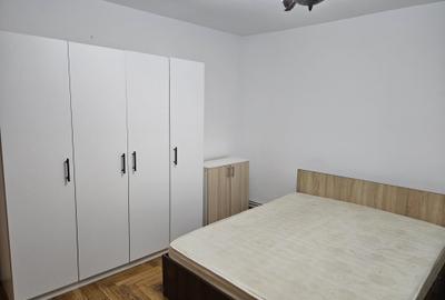 De inchiriat apartament cu trei camere , decomandat cu centrala proprie , etaj 1 - 4
