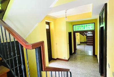 VANZARE VILA 8 CAMERE 652 mp teren zona Sisesti Sector 1 - 10