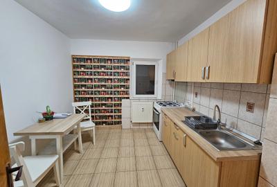 Apartament cu 3 camere decomandat, mobilat în Apusului