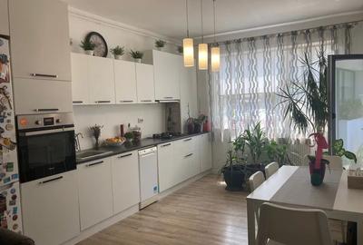 Apartament cu 2 camere semidecomandat, mobilat în Florești