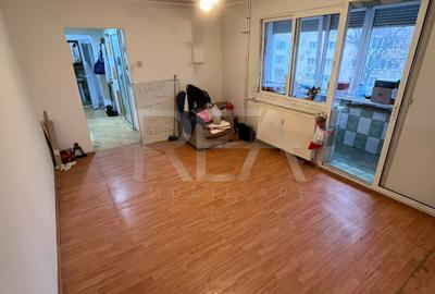 Apartament cu 4 camere semidecomandat în Apusului