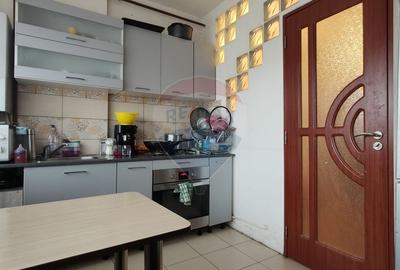 Apartament cu 2 camere semidecomandat, mobilat în Florești