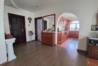 Casa perfectă pentru familie – curte, foișor cu grătar și garaj triplu - 9
