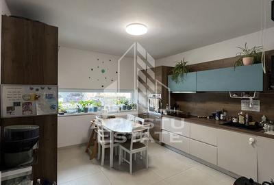 Casă cu 4 camere în Dumbrăvița