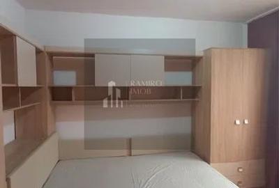 Apartament cu 3 camere semidecomandat în Olteniței