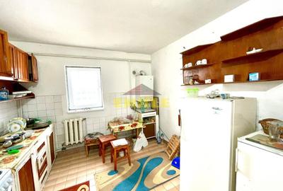 De vânzare apartament cu 3 camere decomandat, zona Capăt 1 - 5