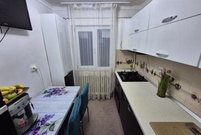 Apartament cu 3 camere semidecomandat în Podu Roș