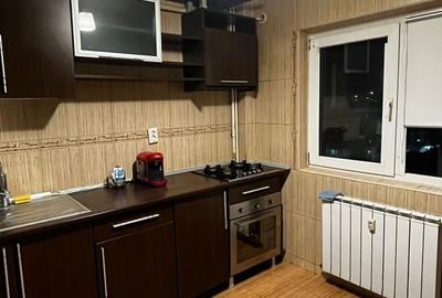Apartament cu 3 camere decomandat, mobilat în Titan